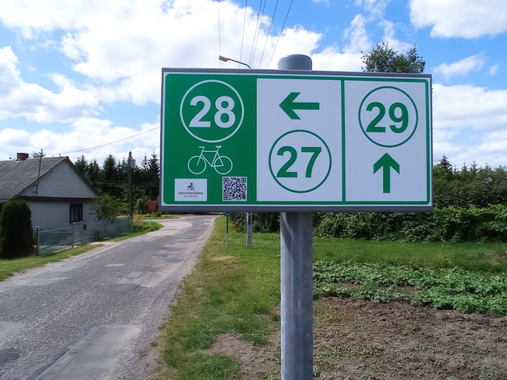 Tabliczka oznaczająca szlaki numer 28, 27 i 29 