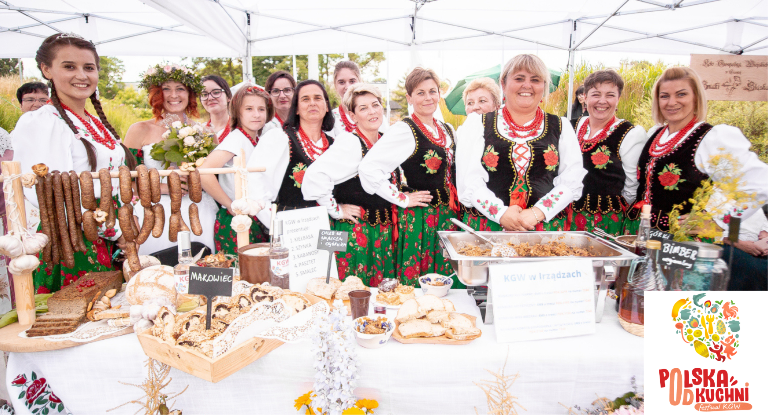 Na zdjęciu stoją panie z KGW w Irządzach - uczestniczki wcześniejszych edycji Festiwalu „Polska Od Kuchni” 